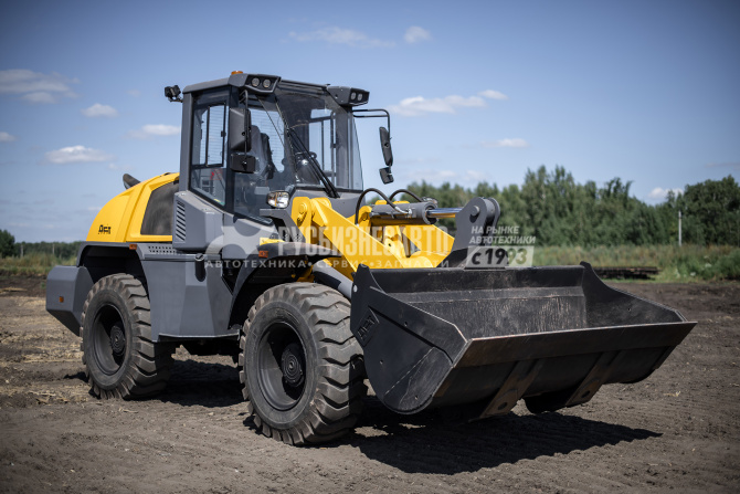 Купить Фронтальный погрузчик ДСТ-Урал L430 (колесный) в компании Русбизнесавто - изображение 1